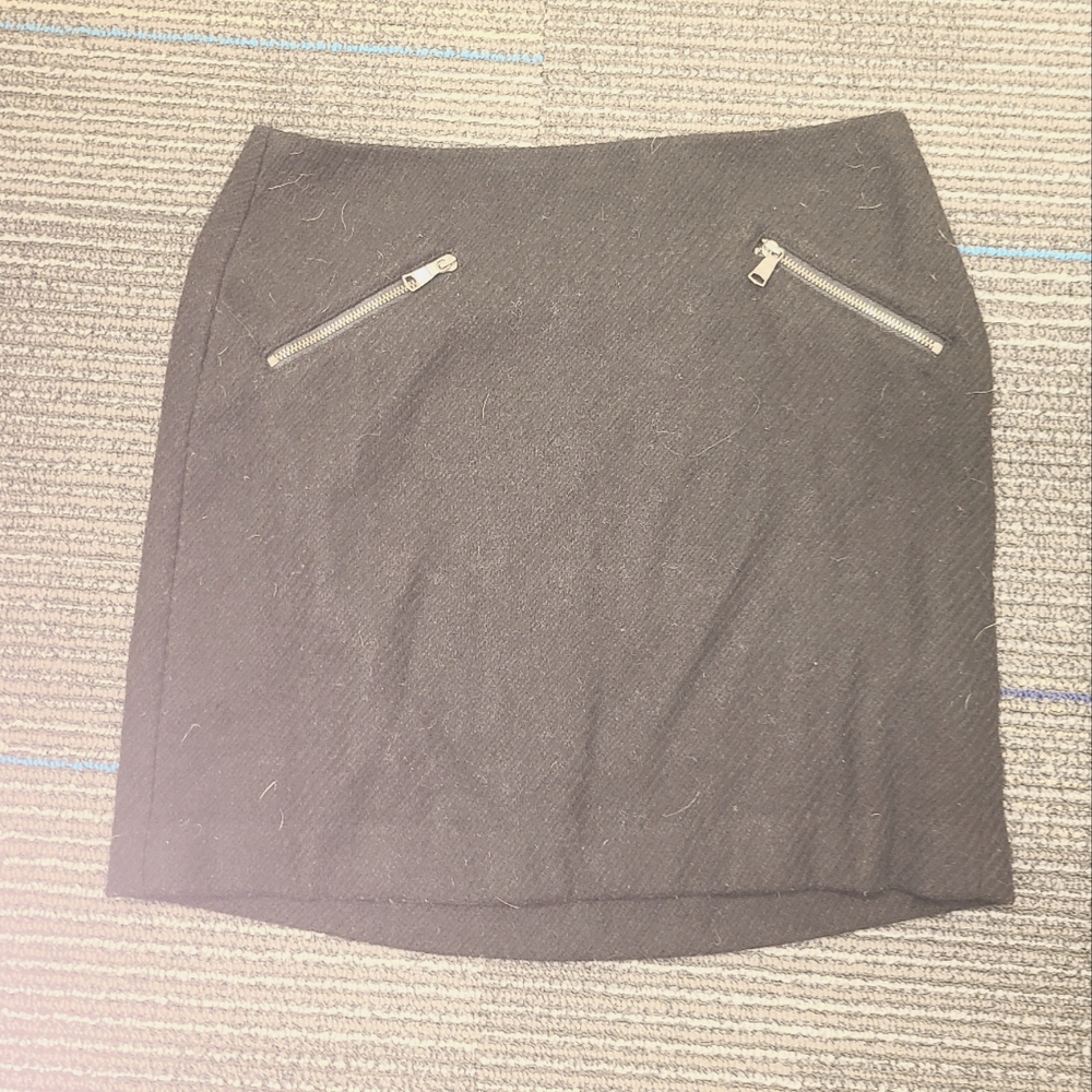 Banana Republic size 2 Black Knit skirt with zipper accents